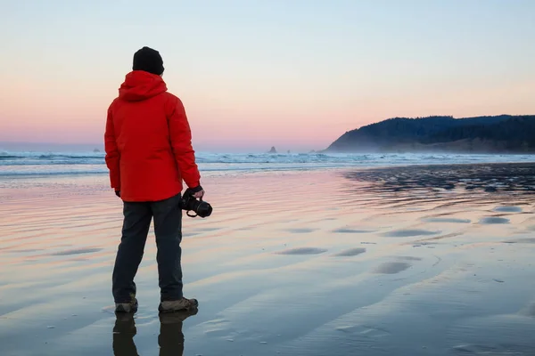 Fotógrafo Com Uma Câmera Está Praia Areia Durante Nascer Sol — Fotografia de Stock