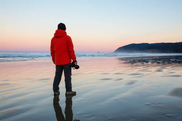 Fotógrafo Con Una Cámara Está Pie Playa Arena Durante Vibrante —  Fotos de Stock