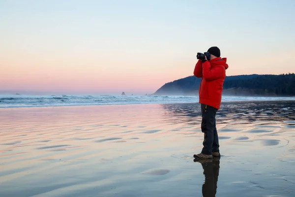 Fotógrafo Con Una Cámara Está Pie Playa Arena Durante Vibrante — Foto de Stock