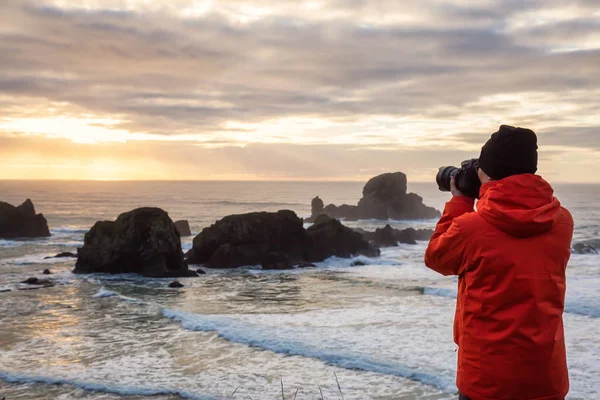 Άνθρωπος Μια Φωτογραφική Μηχανή Βλέπει Μια Όμορφη Ακτή Του Ειρηνικού — Φωτογραφία Αρχείου