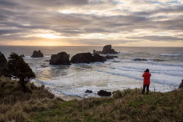 Mann Mit Kamera Blickt Auf Eine Wunderschöne Pazifikküste Mit Schroffen — Stockfoto