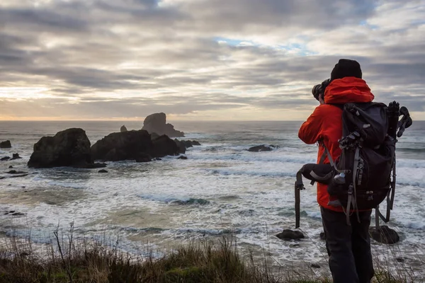 Man Camera Looking Beautiful Pacific Ocean Coast Rugged Rocky Formation — Stock Photo, Image