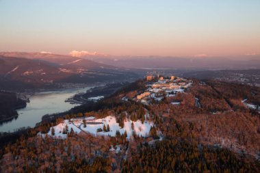 Burnaby dağ ve üniversite kampüsü hava görünümünü. Vancouver, British Columbia, Kanada, canlı bir kış aylarında günbatımı alınan.