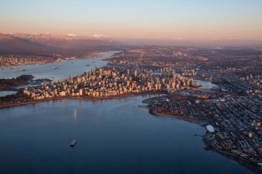Canlı bir gün batımı sırasında hava görünümünü şehir şehir. Vancouver, British Columbia, Kanada alınan.