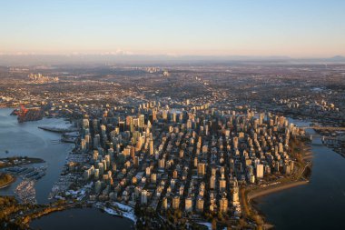Canlı bir gün batımı sırasında hava görünümünü şehir şehir. Vancouver, British Columbia, Kanada alınan.