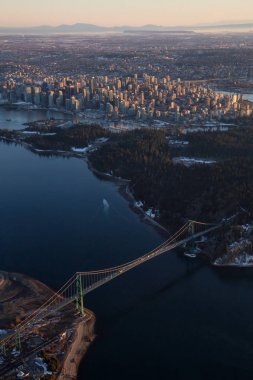 Canlı bir gün batımı sırasında hava görünümünü Lions Gate Köprüsü, Stanley Parkı ve şehir şehir. Vancouver, British Columbia, Kanada alınan.