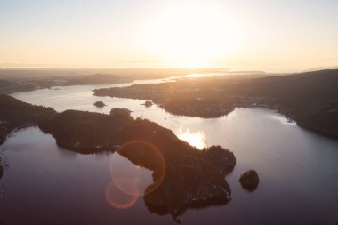 Canlı bir gün batımı sırasında hava görünümünü derin koyu. Vancouver, British Columbia, Kanada alınan.