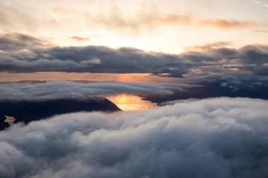 Sunshine Coast hava manzara görünümünü bir canlı ve dramatik gün batımı sırasında. Alınan kuzeybatısında Vancouver, British Columbia, Kanada.