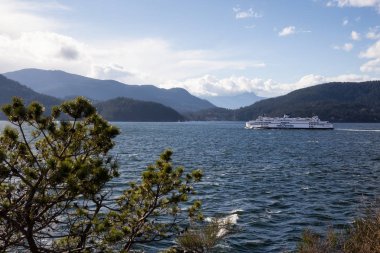 Horseshoe Bay, Batı Vancouver, British Columbia, Kanada - 1 Nisan 2018: M.ö. Ferry terminal rüzgarlı ve fırtınalı gün boyunca terk ediyor.