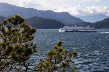 Horseshoe Bay, Batı Vancouver, British Columbia, Kanada - 1 Nisan 2018: M.ö. Ferry terminal rüzgarlı ve fırtınalı gün boyunca terk ediyor.