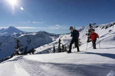 Maceracı erkek ve kadın karda snowshoeing. Alınan sanatçı noktasında, kuzeydoğusunda, Seattle, Washington, Amerika Birleşik Devletleri.