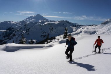 Maceracı erkek ve kadın karda snowshoeing. Alınan sanatçı noktasında, kuzeydoğusunda, Seattle, Washington, Amerika Birleşik Devletleri.