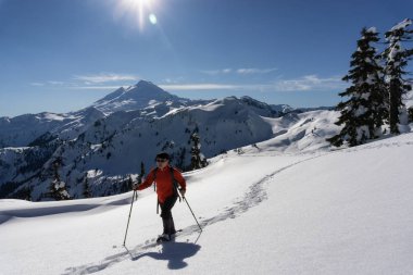 Maceracı adam Alp içinde snowshoeing. Alınan sanatçı noktasında, kuzeydoğusunda, Seattle, Washington, Amerika Birleşik Devletleri.