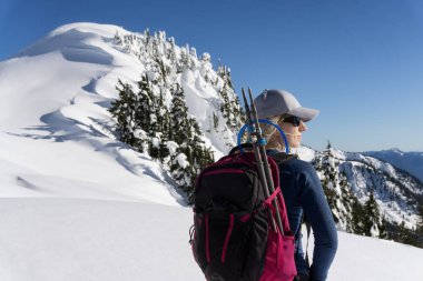 Maceracı kadın güzel dağlık manzara modunda snowshoeing. Alınan sanatçı noktasında, kuzeydoğusunda, Seattle, Washington, Amerika Birleşik Devletleri.