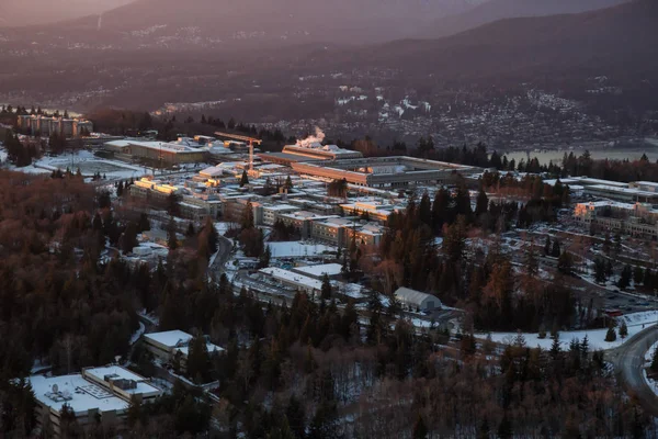 バーナビー山と大学キャンパスの空撮 日没の鮮やかな冬の間にバンクーバー ブリティッシュ コロンビア カナダで撮影 — ストック写真