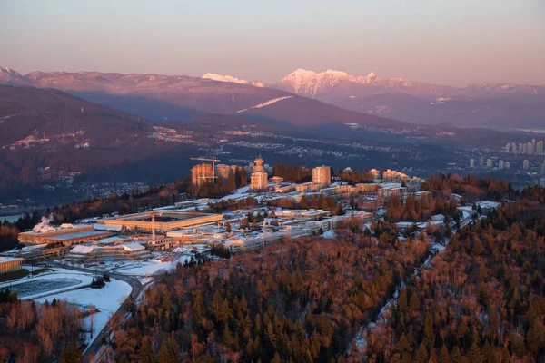 伯纳比山和大学校园的鸟瞰图 在温哥华 不列颠哥伦比亚省 加拿大 在一个充满活力的冬季日落 — 图库照片