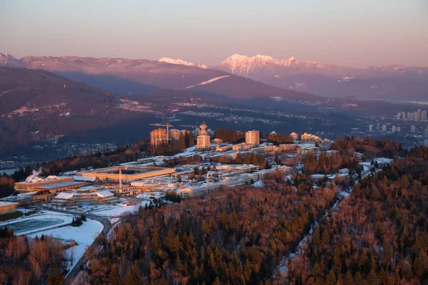 バーナビー山と大学キャンパスの空撮 日没の鮮やかな冬の間にバンクーバー ブリティッシュ コロンビア カナダで撮影 — ストック写真