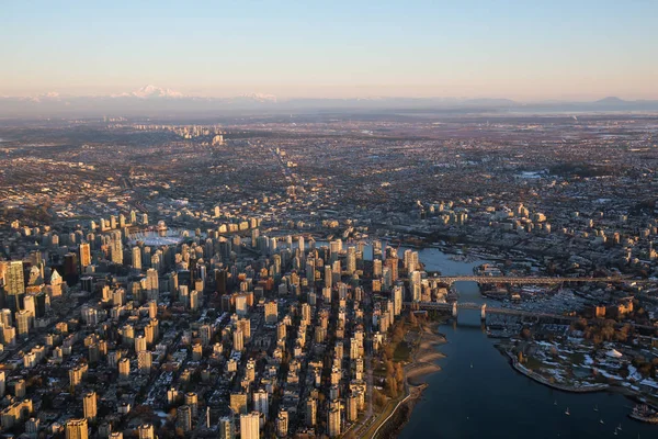 Vista Aérea Del Centro Ciudad Durante Una Vibrante Puesta Sol — Foto de Stock
