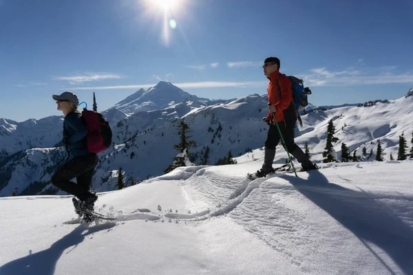 Abenteuerlustige Männer Und Frauen Gehen Schneeschuhwandern Schnee Aufgenommen Artist Point — Stockfoto