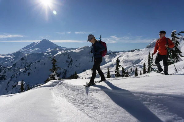 Abenteuerlustige Männer Und Frauen Gehen Schneeschuhwandern Schnee Aufgenommen Artist Point — Stockfoto