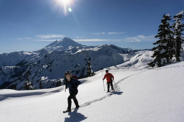 Abenteuerlustige Männer Und Frauen Gehen Schneeschuhwandern Schnee Aufgenommen Artist Point — Stockfoto