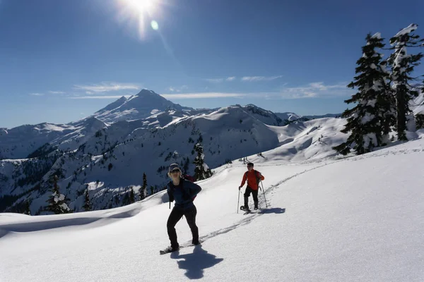 Abenteuerlustige Männer Und Frauen Gehen Schneeschuhwandern Schnee Aufgenommen Artist Point — Stockfoto