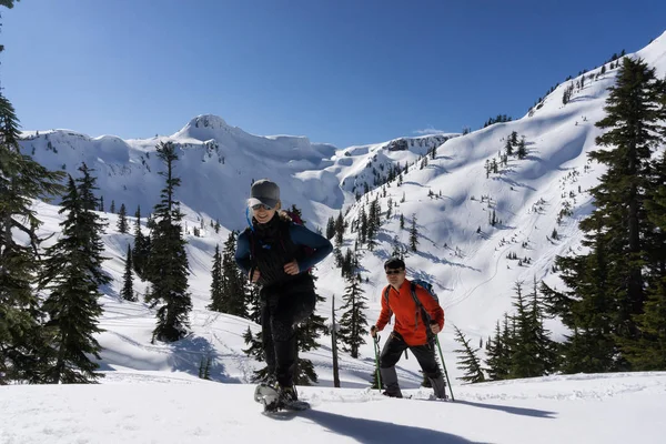 Maceracı Erkek Kadın Karda Snowshoeing Alınan Sanatçı Noktasında Kuzeydoğusunda Seattle — Stok fotoğraf