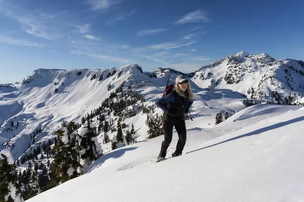 Maceracı Kadın Güzel Dağlık Manzara Modunda Snowshoeing Alınan Sanatçı Noktasında — Stok fotoğraf