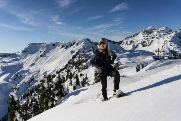 Maceracı Kadın Güzel Dağlık Manzara Modunda Snowshoeing Alınan Sanatçı Noktasında — Stok fotoğraf