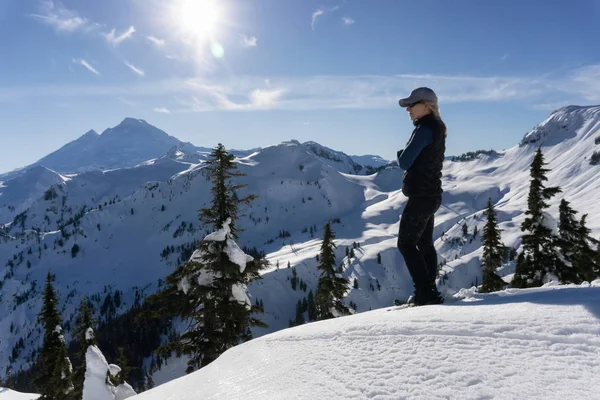 Maceracı Kadın Güzel Dağlık Manzara Modunda Snowshoeing Alınan Sanatçı Noktasında — Stok fotoğraf