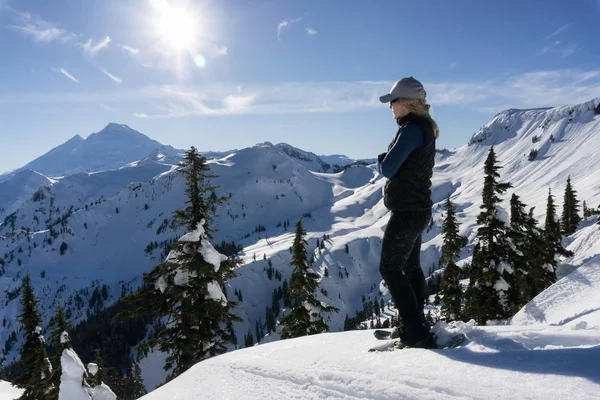 Abenteuerlustige Frau Ist Beim Schneeschuhwandern Der Wunderschönen Berglandschaft Aufgenommen Artist — Stockfoto