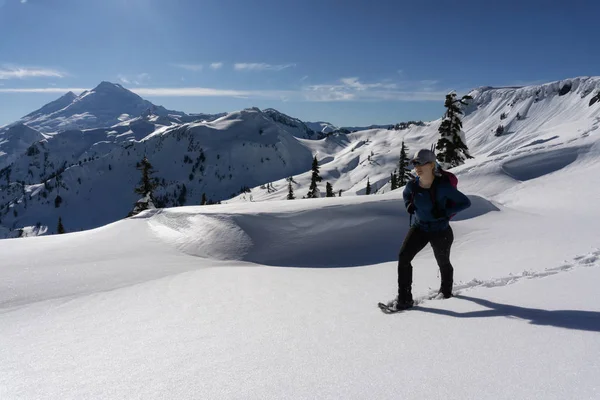Abenteuerlustige Frau Ist Beim Schneeschuhwandern Der Wunderschönen Berglandschaft Aufgenommen Artist — Stockfoto