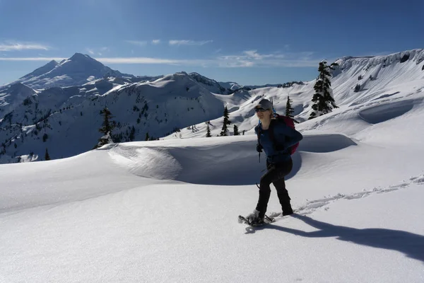 Mulher Aventureira Snowshoeing Bela Paisagem Montanhosa Tomado Artist Point Nordeste — Fotografia de Stock