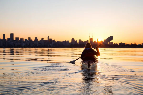 Abenteuerlustige Mädchen Auf Einem Seekajak Paddeln Während Eines Strahlend Sonnigen — Stockfoto