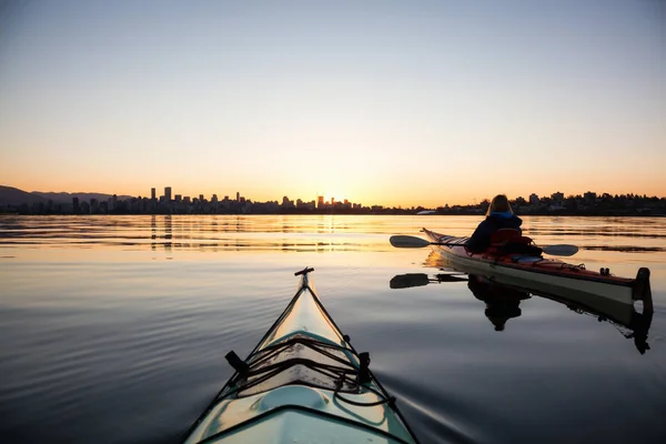 Chica Aventurera Kayak Mar Kayak Durante Amanecer Soleado Vibrante Tomado — Foto de Stock