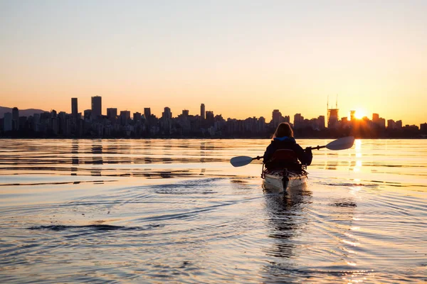 Chica Aventurera Kayak Mar Kayak Durante Amanecer Soleado Vibrante Tomado — Foto de Stock