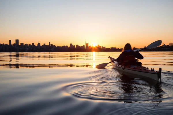 Ragazza Avventurosa Kayak Mare Kayak Durante Una Vivace Alba Soleggiata — Foto Stock