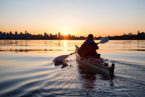 Chica Aventurera Kayak Mar Kayak Durante Amanecer Soleado Vibrante Tomado — Foto de Stock