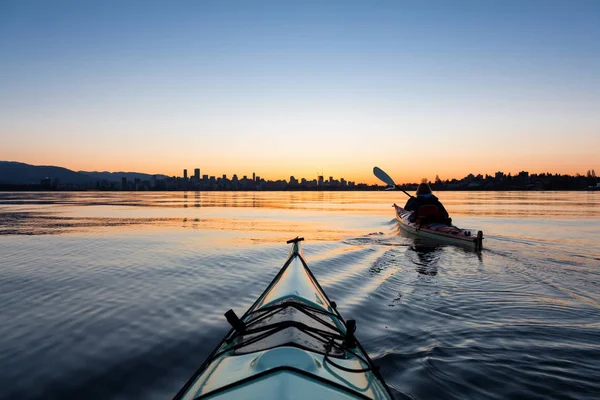 Aventura Chica Mar Kayak Durante Vibrante Amanecer Invierno Con City — Foto de Stock