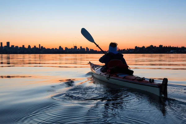 Aventura Chica Mar Kayak Durante Vibrante Amanecer Invierno Con City — Foto de Stock