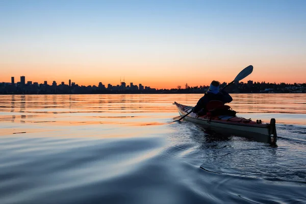 Aventura Chica Mar Kayak Durante Vibrante Amanecer Invierno Con City — Foto de Stock