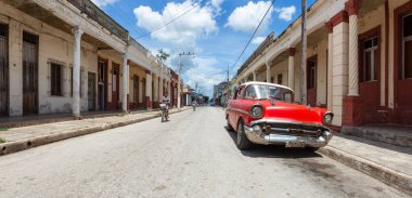 Ciego de Avila, Orta Küba - 14 Haziran 2019: Bulutlu ve güneşli bir yaz gününde küçük bir Küba kasabasının panoramik şehir manzarası.
