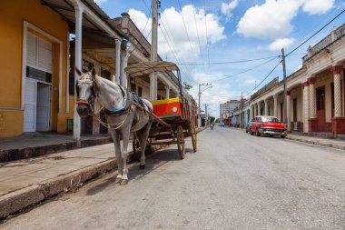 Ciego de Avila, Orta Küba - 14 Haziran 2019: Bulutlu ve güneşli bir yaz gününde küçük bir Küba kasabasının şehir manzarası.