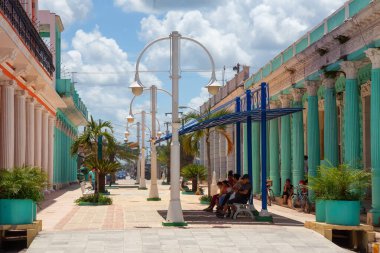 Ciego de Avila, Orta Küba - 14 Haziran 2019: Bulutlu ve güneşli bir yaz gününde küçük bir Küba kasabasının güzel manzarası.