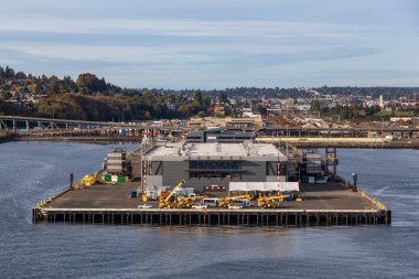 Seattle, Washington, Amerika Birleşik Devletleri - 6 Ekim 2019: Pasifik Okyanusu kıyısındaki endüstriyel limanın hava görüntüsü güneşli ve bulutlu bir sonbahar akşamı.