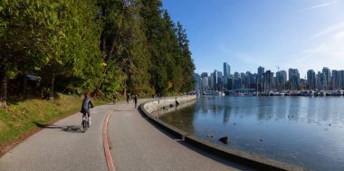 Vancouver, British Columbia, Kanada - 11 Ekim 2019: Stanley Park 'taki Seawall Panoramik Manzarası.