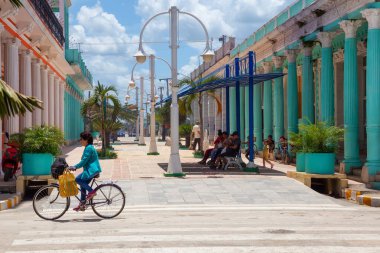 Ciego de Avila, Orta Küba - 14 Haziran 2019: Bulutlu ve güneşli bir yaz gününde küçük bir Küba kasabasının güzel manzarası.