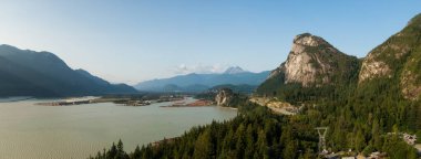 Güneşli bir yaz gününde Şef Dağ 'ın arka planında Deniz' den Gökyüzü Karayolu 'na olan hava panoramik manzarası. Squamish yakınlarında çekildi, Vancouver 'ın kuzeyi, British Columbia, Kanada.