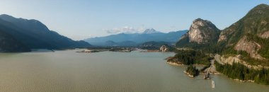 Güneşli bir yaz gününde Şef Dağ 'ın arka planında Deniz' den Gökyüzü Karayolu 'na olan hava panoramik manzarası. Squamish yakınlarında çekildi, Vancouver 'ın kuzeyi, British Columbia, Kanada.