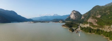 Güneşli bir yaz gününde Şef Dağ 'ın arka planında Deniz' den Gökyüzü Karayolu 'na olan hava panoramik manzarası. Squamish yakınlarında çekildi, Vancouver 'ın kuzeyi, British Columbia, Kanada.